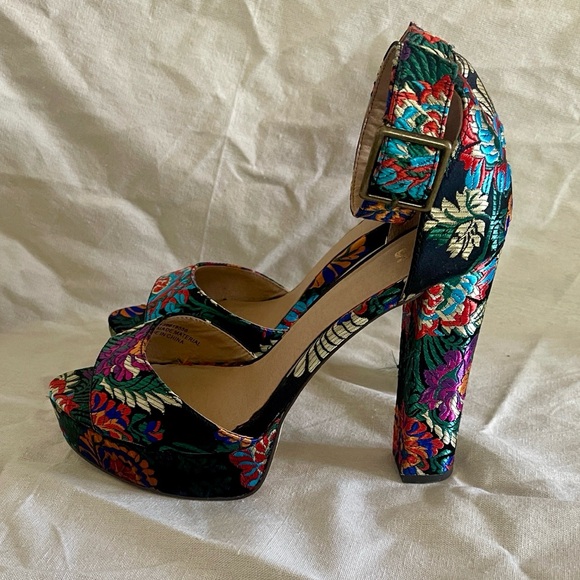 It’s Shoes - Floral Brocade Platform Heels by It’s women’s size 8
